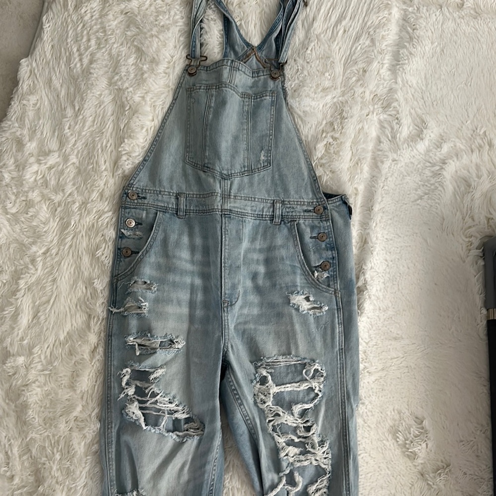 American Eagle 90’s boyfriend Jean overalls Distressed Denim Overalls AE medium